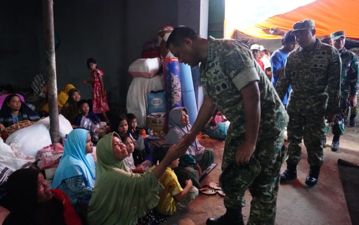 Wakil Panglima TNI Jenderal TNI Tandyo Budi R., saat jumpa pengungsi korban banjir.