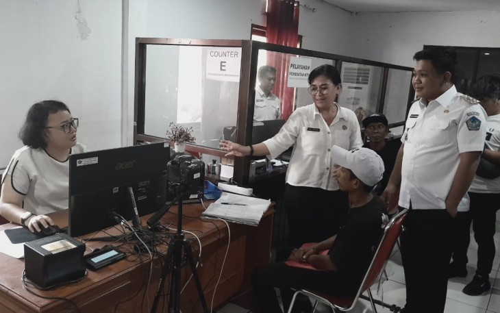 Wakil Walikota Bitung, Randito Maringka saat meninjau pelayanan publik di Dinas Dukcapil