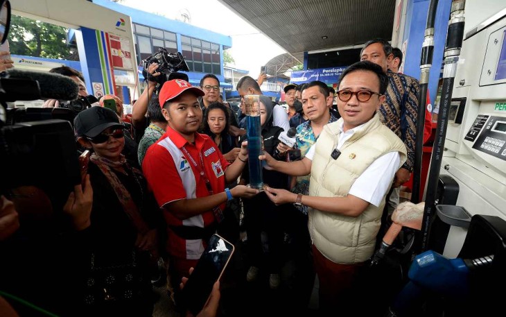 Wakil Ketua Komisi XII DPR RI Bambang Haryadi bersama dengan Anggota Komisi XII lainnya, saat melakukan sidak ke SPBU Pertamina di kawasan Cibubur, Jakarta Timur, Kamis (27/2/2025).