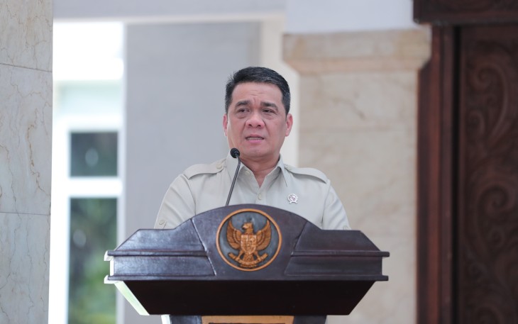 Wamendes PDT Ariza Patria saat memberi arahan dalam Deklarasi Dewan Kampung Nuswantara, di Pendopo Kabupaten Malang, Jawa Timur, Minggu (9/11/2025).