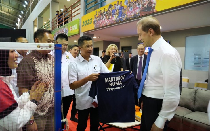Wamenpora RI Taufik Hidayat saat menerima kunjungan Wakil Perdana Menteri Pertama Rusia Denis Manturov ke tempat Pelatnas Persatuan Bulutangkis Seluruh Indonesia (PBSI), Cipayung, Jakarta, Senin, (14/4) sore.