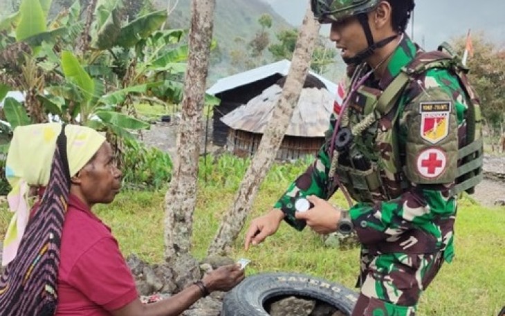 Satgas Yonif 715/Mtl saat Gelar Pelayanan Kesehatan kepada Masyarakat di Papua