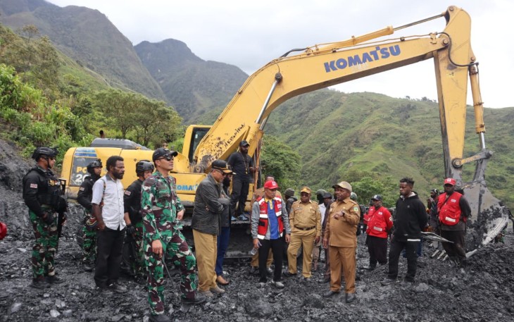 Dandim 1714/PJ saat Dampingi Pj Bupati Puncak Jaya Tinjau Langsung Jalan Longsor di Distrik Kalome