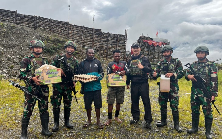Satgas Yonif 715/Motuliato saat Bagikan sembako kepada Masyarakat di Puncak Jaya, Papua