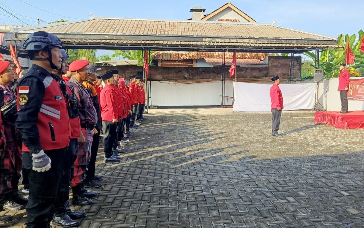 Upacara peringatan Hari Lahir (Harlah) Pancasila dan Bulan Bung Karno pada Minggu (1/6/2025) di halaman kantor DPC PDI Perjuangan Karanganyar
