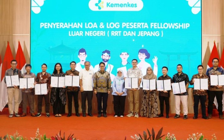 Menkes Budi Gunadi Sadikin foto bersama para dokter yang berangkat belajar di luar negeri, Senin (6/1/25)