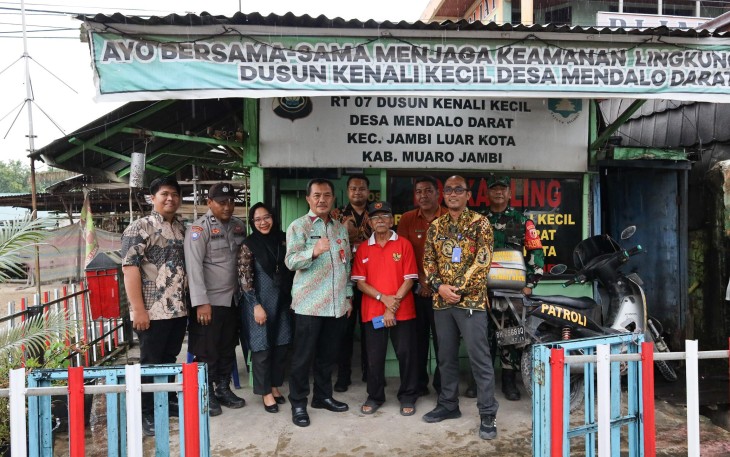 Kepala BSKDN Yusharto Huntoyungo saat mengunjungi Pos Keamanan Lingkungan (Kamling) RT 07 RW 01 Dusun Kenali Kecil, Desa Mendalo Darat, Kecamatan Jambi Luar Kota, Kabupaten Muaro Jambi, Provinsi Jambi.