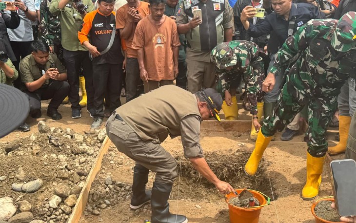 Sekertaris Utama BNPB Rustian berdama dengan Gubernur Sumatera Barat Mahyeldi, melaksanakan peletakan batu pertama untuk Hunian Sementara bagi warga terdampak banjir bandang dan tanah longsor di Kabupaten Padang Pariaman, Sumatera Barat, Sabtu (13/12)