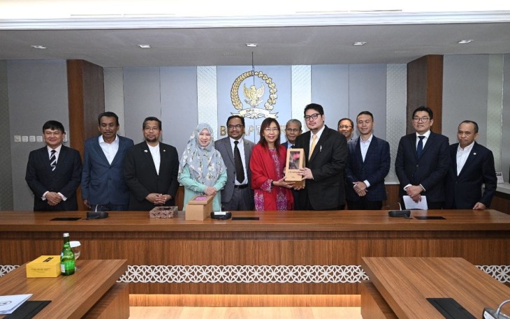 Wakil Ketua BKSAP DPR RI Ravindra Airlangga, saat menerima kunjungan delegasi Public Account Committee Parlemen Malaysia dalam pertemuan bertajuk "Friendly Talk" di Ruang Diplomasi, Lantai 6, Gedung Nusantara III DPR RI, Senayan, Jakarta, Selasa (14/1/2025).