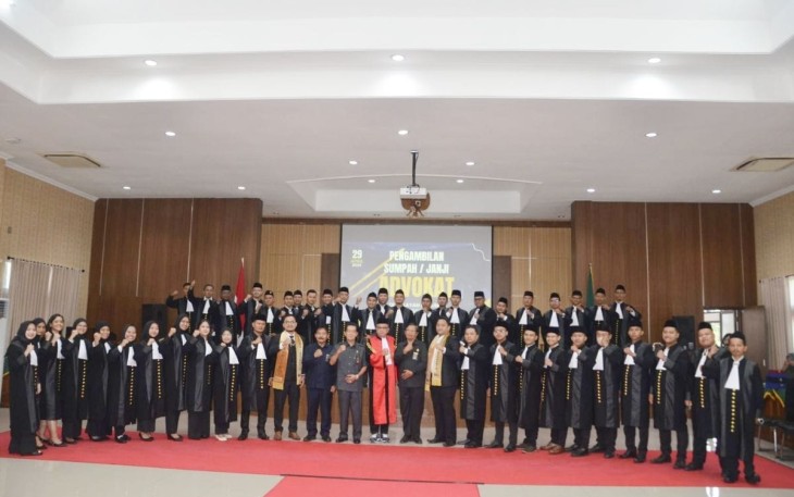  Pengadilan Tinggi Jawa Tengah (PT Jateng) menyelenggarakan Pengambilan Sumpah/Janji Advokat dari 9 organisasi. Giat tersebut dilakukan pada tanggal 29 April 2025 bertempat di Ruang Aula PT Jateng