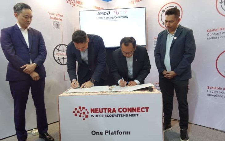 Penandatanganan Memorandum of Understanding (MoU) antara NeutraDC dengan AMD oleh Director Commercial Sales Asia Pacific Region AMD Alexey Navolokin (kedua dari kiri) dan CEO NeutraDC Singapore Sendang Praptomo (kedua dari kanan) disaksikan oleh Commercial Lead ASEAN AMD Alexis Lee (paling kiri) dan CEO NeutraDC Andreuw ThAF (paling kanan) pada ajang Tech Week Singapore beberapa waktu lalu.