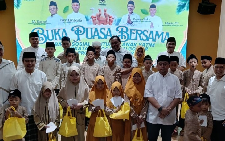 Angkatan Muda Partai Golkar (AMPG) Provinsi Jawa Timur sejak berdiri 23 tahun lalu tetap istiqomah menggelar santunan dan buka bersama anak yatim setiap bulan puasa