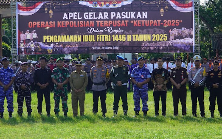 Kasdim 0801/Pacitan Mayor Inf Muhajir mendampingi wakapolres Pacitan Kompol Pujiyono, S.H. dalam rangka Apel Gelar Pasukan Operasi Kepolisian Terpusat Ketupat 2025
