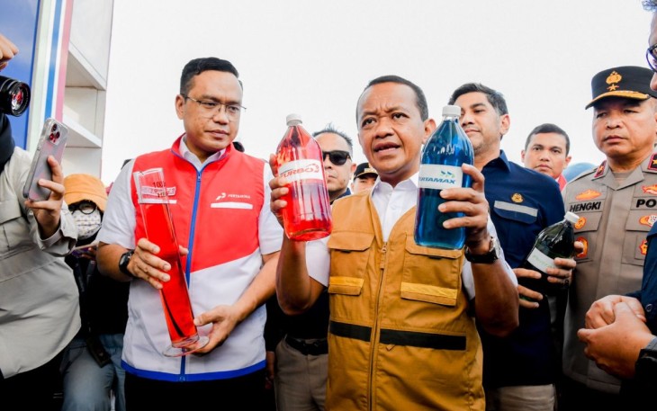 Menteri ESDM Bahlil Lahadalia saat uji kualitas BBM di Kota Cilegon, Kamis (13/3)