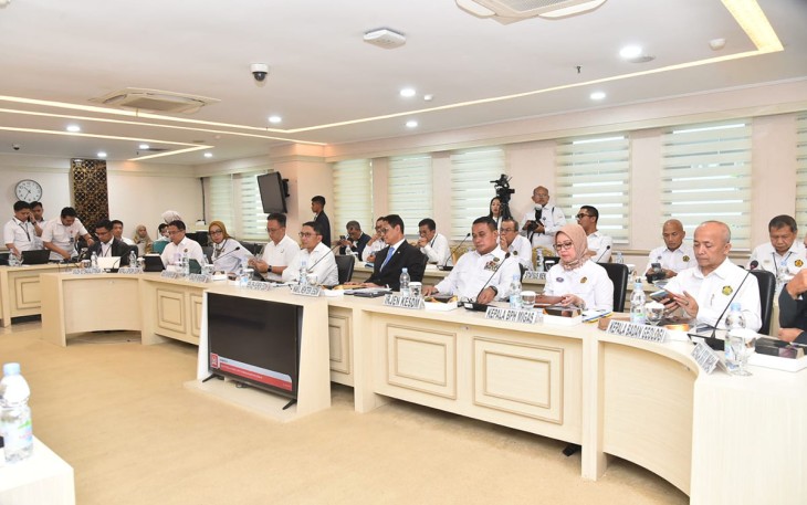 Wamen ESDM Yuliot saat raker bersama DPD RI di Jakarta, Senin (24/2)