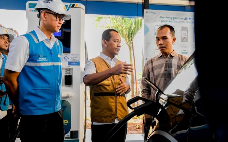 Menteri ESDM Bahlil Lahadalia saat meninjau SPKLU di Kota Cilegon, Kamis (13/3)