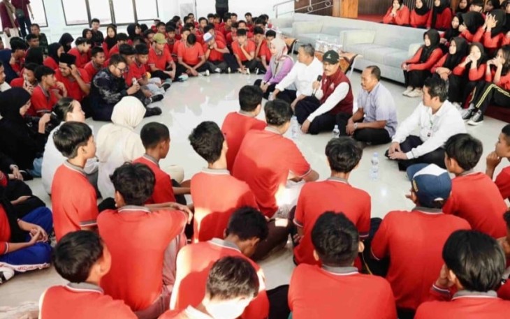 Menteri Sosial Saifullah Yusuf (Gus Ipul) menegaskan bahwa disiplin adalah fondasi utama untuk meraih kesuksesan. Pesan tersebut ia sampaikan di hadapan para siswa Sekolah Rakyat Menengah Atas (SRMA) 17 Surakarta yang berlokasi di Sentra Terpadu Prof. Soeharso Surakarta, Minggu (20/7/2025)