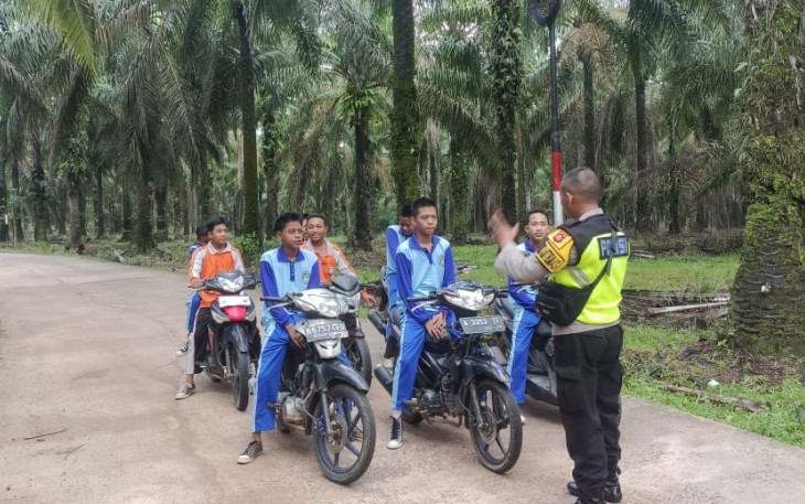Anggota Polsek Belitang III Giat Pelayanan Bantu Pengawalan Anak Sekolah