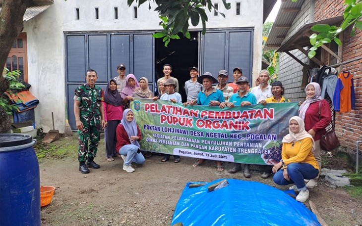 Babinsa Desa Ngetal, Kecamatan Pogalan, Serda Agus Eriedi, anggota Koramil 0806-02/Pogalan bersinergi dengan Bhabinkamtibmas Aipda Sandi dan Dinas Pertanian dan Pangan Kabupaten Trenggalek dalam menggelar pelatihan pembuatan pupuk organik bagi Kelompok Tani (Poktan) Loh Jinawi, Jumat (13/6/2025)