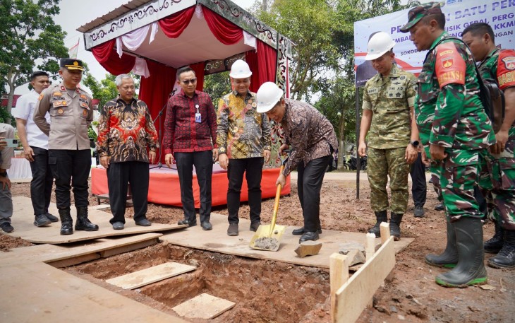 Peletakan batu pertama pembangunan fisik Koperasi Kelurahan Merah Putih di Sokoduwet, Kecamatan Pekalongan Selatan