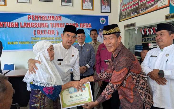 Wabup Parulian secara langsung turut menyerahkan Bantuan Langsung Tunai ( BLT ) dana desa di Nagari Padang Gelugua, Jumat 05 Desember 2025