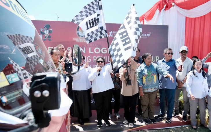 Wakil Menteri Dalam Negeri (Wamendagri) Ribka Haluk secara resmi melepas distribusi logistik Pemungutan Suara Ulang (PSU) Pemilihan Gubernur dan Wakil Gubernur Papua hasil tindak lanjut dari Putusan Mahkamah Konstitusi (MK), di Ex Terminal Entrop, Kota Jayapura, Papua, Senin (4/8/2025)