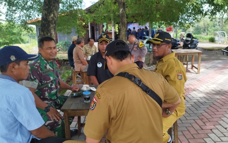 Babinsa Posramil Gerih Komsos Dengan Perangkat Desa