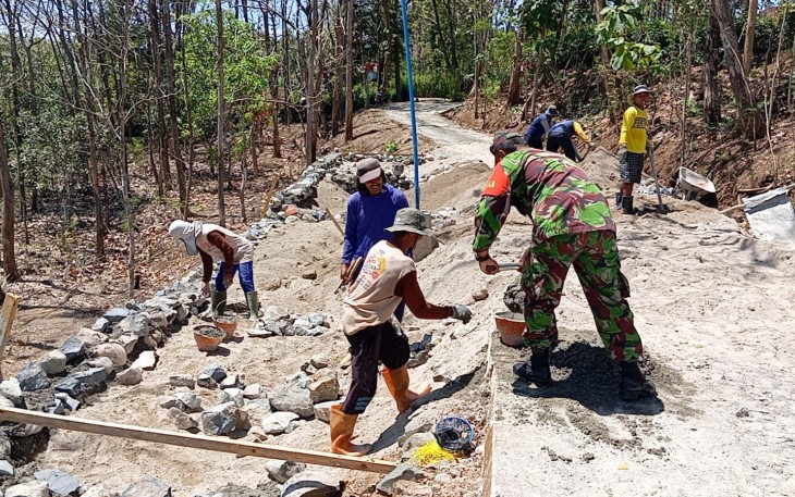Serka Dwi Setiyanto hari ini melaksanakan kerja bakti bersama warga Dukuh Ngrejang Desa Serag Kecamatan Pulung Kabupaten Ponorogo, Jumat (18/04/2025)