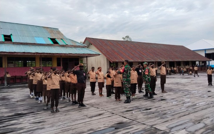 Babinsa Koramil Mapurujaya saat Latih PBB Siswa Sekolah Dasar