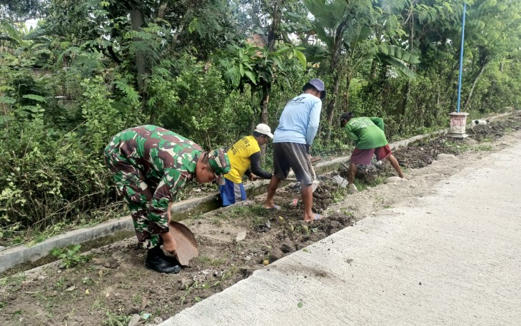 Babinsa Desa Kenongorejo Bersama Warga Melaksanakan Kerja Bakti Pembersihan Selokan