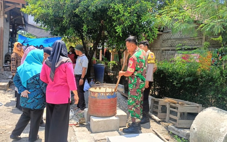 Babinsa Koramil Karangjati Lakukan Pendampingan Pembuatan Pupuk Organik