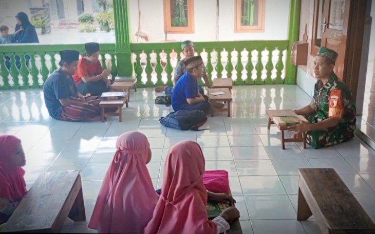 Serka Suminto, prajurit TNI AD yang kesehariannya berdinas di Koramil 0810/02 Bagor, berangkat menuju desa binaanya di Desa Bagor, Kecamatan Bagor, Kabupaten Nganjuk