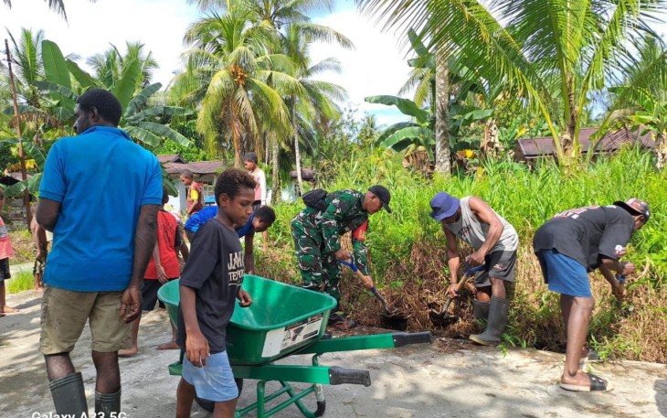 Babinsa Koramil Mapurujaya Ajak Warga Bersihkan Parit