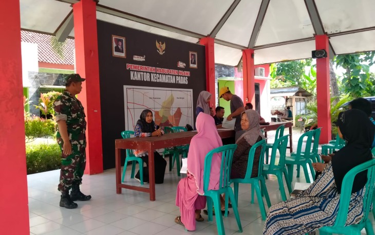 Babinsa Tungkulrejo Dampingi Penyaluran BLTS Kesra di Pendopo Padas