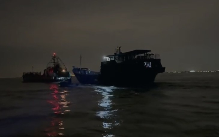 Unsur patroli Bakamla RI KN. Tanjung Datu-301 saat Berhasil Selamatkan Kapal Nelayan Mati Mesin di Perairan Batam