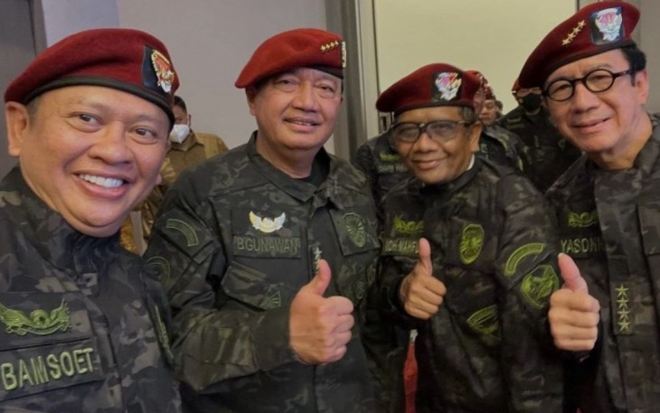 Anggota Komisi III DPR RI sekaligus penerima Brevet dan Warga Kehormatan Badan Intelijen Negara (BIN) Bambang Soesatyo (kiri)