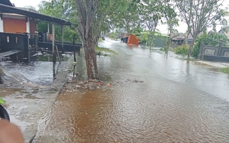 debit air banjir mengenangi kawasan permukiman penduduk, fasilitas umum, akses jalan penghubung di Singkil, Rabu, (26/11/2025).