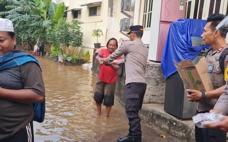 Polsek Kembangan Bagikan Takjil untuk Warga Terdampak Banjir