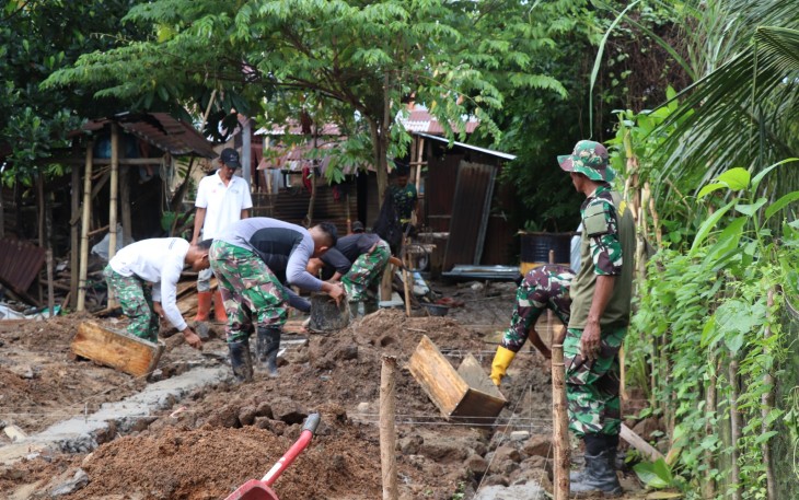 Rehab Rumah Jalin Keakraban Masyarakat dan Satgas TMMD ke 123 Kodim 0407/Kota Bengkulu