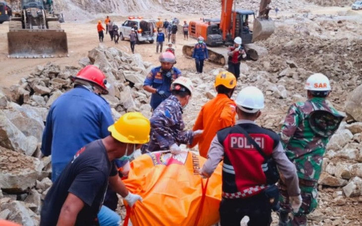 Prajurit TNI AL Bersama Sar Gabungan Bantu Evakuasi Korban Tanah Longsor Gunung Batu 