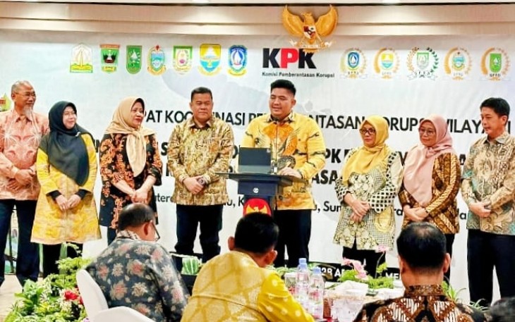 Bupati Bintan Roby Kurniawan SPWK di dampingi sekda ,ketua DPRD dan anggota