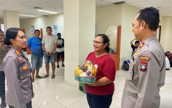 Kapolres Bintan Besuk Anggota Satlantas yang Sedang Sakit