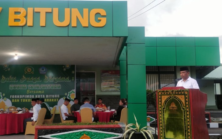 Dandim 1310/Bitung diatas mimbar saat menyampaikan sambutannya pada momen buka puasa bersama