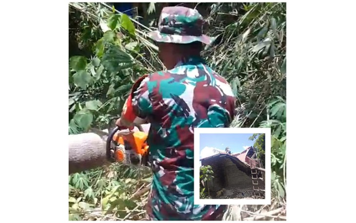 Babinsa Kelurahan Tanjung Merah saat melakukan pemotongan pohon kelapa yang menimpa rumah warga