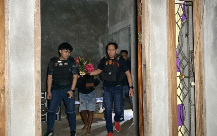 Pelaku KDRT saat di amankan oleh tim Tarsius Presisi Polres Bitung usai di laporkan oleh korban yang tidak lain istrinya sendiri