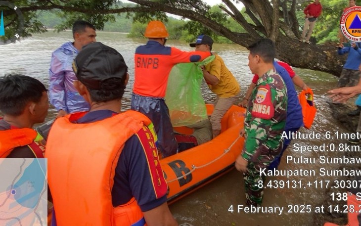 Tim gabungan menemukan korban terseret arus di Kab Sumbawa, NTB, Selasa (4/2) Sumber foto : BPBD Kab Sumbawa