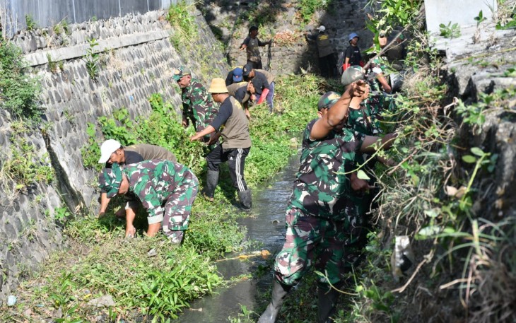 Kodim Ponorogo dan Masyarakat Bersih Bersih Sungai