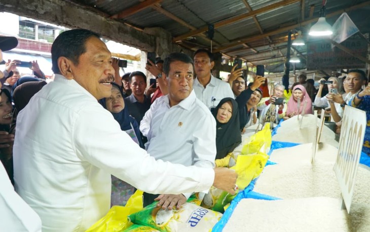 Wakil Gubernur Bengkulu, Mian, mendampingi Menteri Pertanian RI Andi Amran Sulaiman bersama Ketua DPD RI Sultan B. Najamudin meninjau harga kebutuhan pokok, khususnya beras SPHP (Stabilisasi Pasokan dan Harga Pangan), di Pasar Panorama Kota Bengkulu, Rabu (17/9)