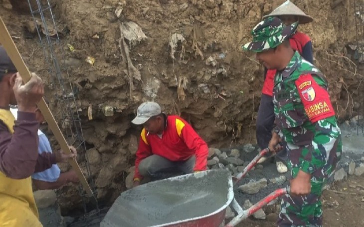 Babinsa Desa Gayam saat Bersama Warga Bangun Tanggul Penahan Jalan