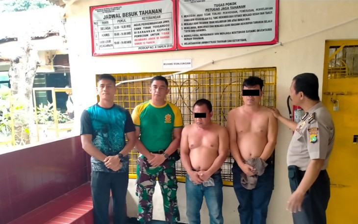 Dua orang copet (tidak kenakan baju) saat berhasil diamankan dan diserahkan ke petugas Polsek Pasar Rebo.
